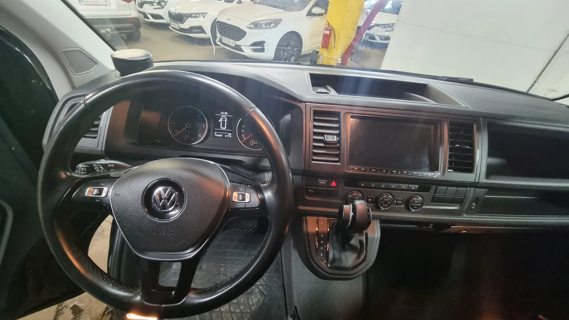 Volkswagen Caravelle photo